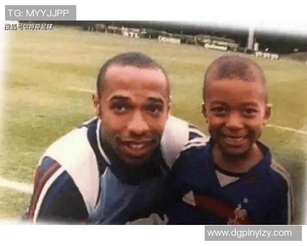 足球明星模仿谁的脚步揭秘他们的灵感来源与技术传承之路